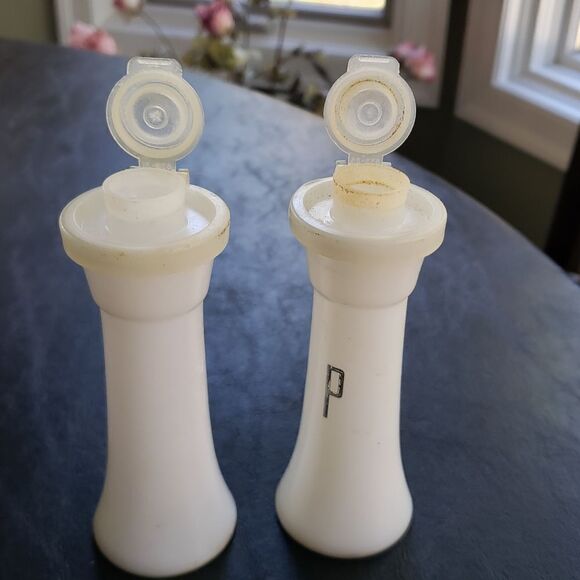 Tupperware Salt and Pepper Shakers - Picture 5 of 6
